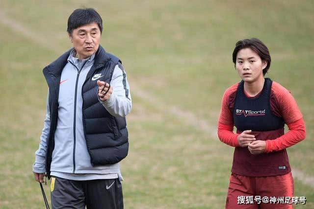 日本政坛剧变：抗议潮涌现，高市早苗面临下台压力